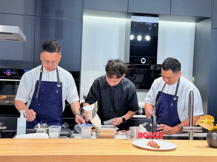 Bosch於開幕活動請來米其林一星主廚康仁維示範「胭脂鴨」，展現Bosch嵌入式家電的精準控溫與烹飪實力。趙筱文攝