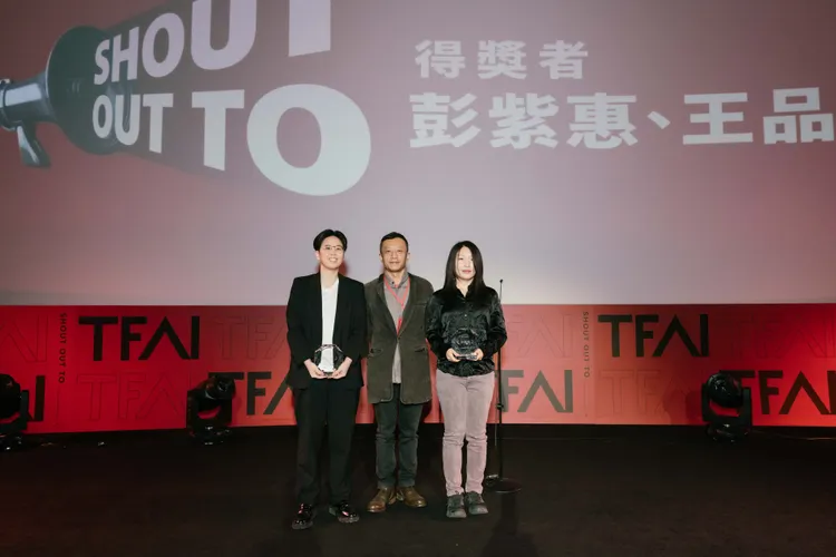 「最佳新導演」則是《春行》的雙導演組合彭紫惠（右）、王品文（左）獲得。國家影視聽中心提供