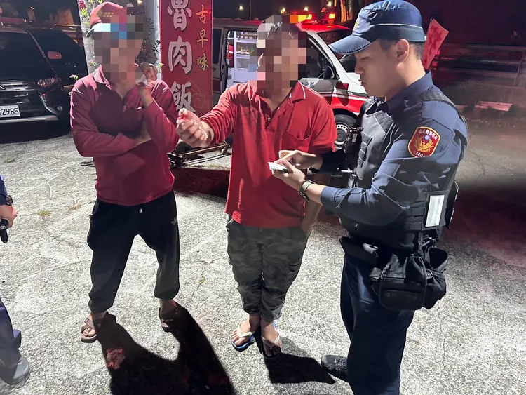 林男持西瓜刀要和友人理論，最後搞到4人都受傷掛彩。翻攝照片