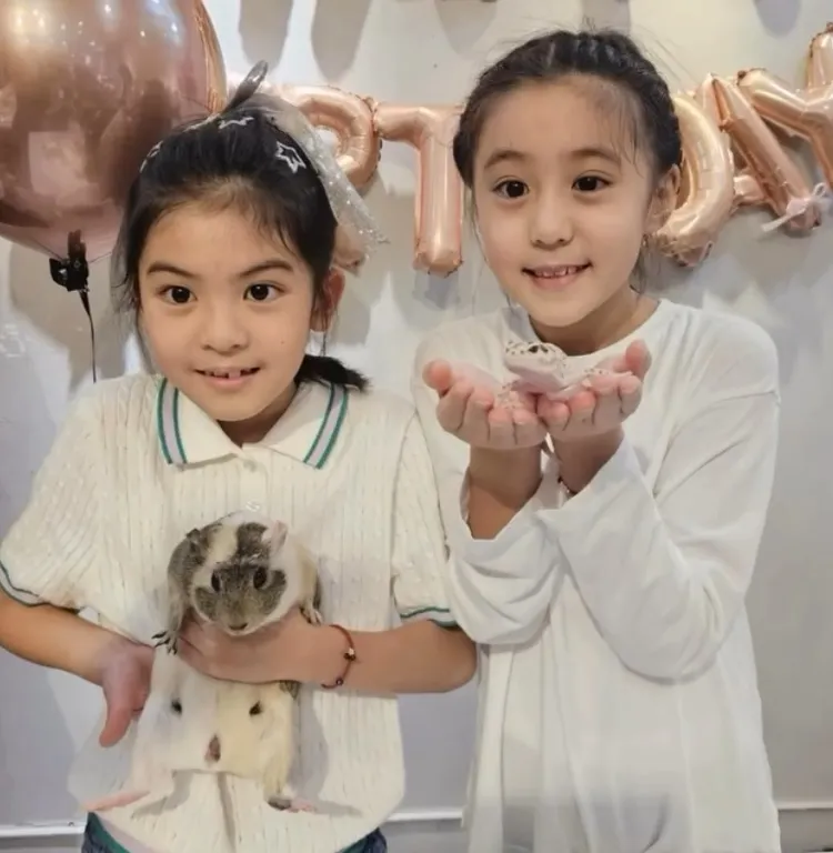 咘咘與波妞都很疼愛小動物。翻攝賈靜雯IG