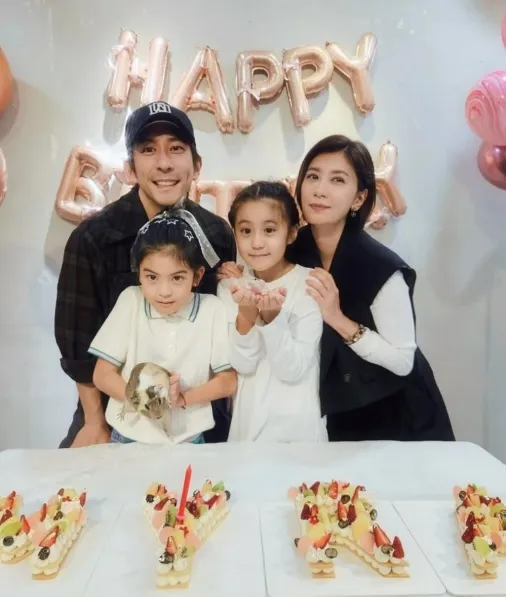 賈靜雯一家人為8歲波妞慶生。翻攝賈靜雯IG