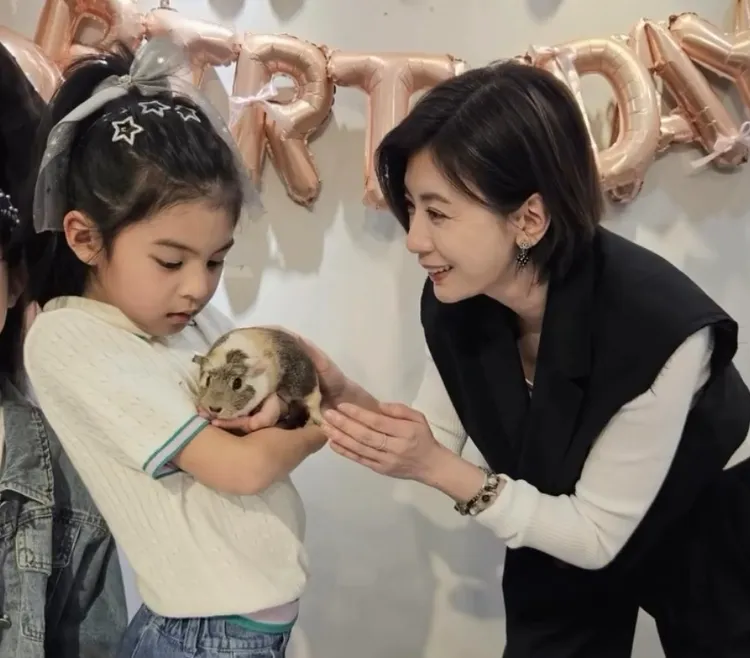 波妞喜歡小動物跟媽媽賈靜雯一個樣。翻攝賈靜雯IG
