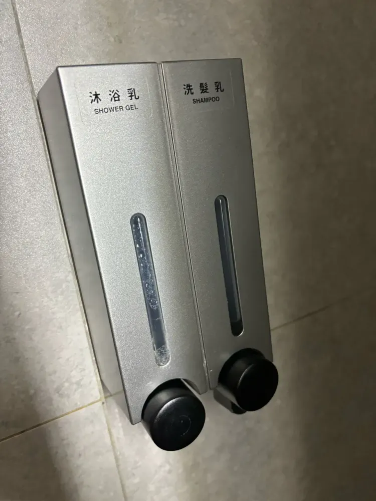 飯店壁掛「沐浴洗髮乳」罐裝瓶。翻攝Dcard