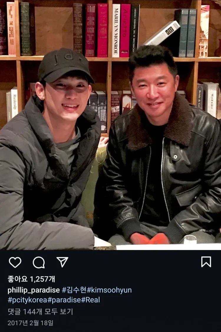 金秀賢（左）2017年與百樂達斯集團會長田力必合照，戴的是黑色logo改版帽子。翻攝IG