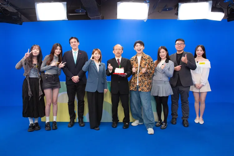 郭子乾（中）今天過61歲生日，政治人物們紛紛獻上祝福。節目提供