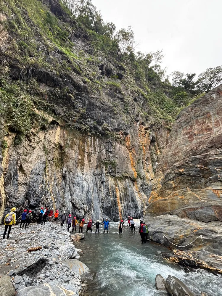 營運團隊將在哈尤溪七彩岩壁區域加強戒備。圖片非當事人 縣府提供