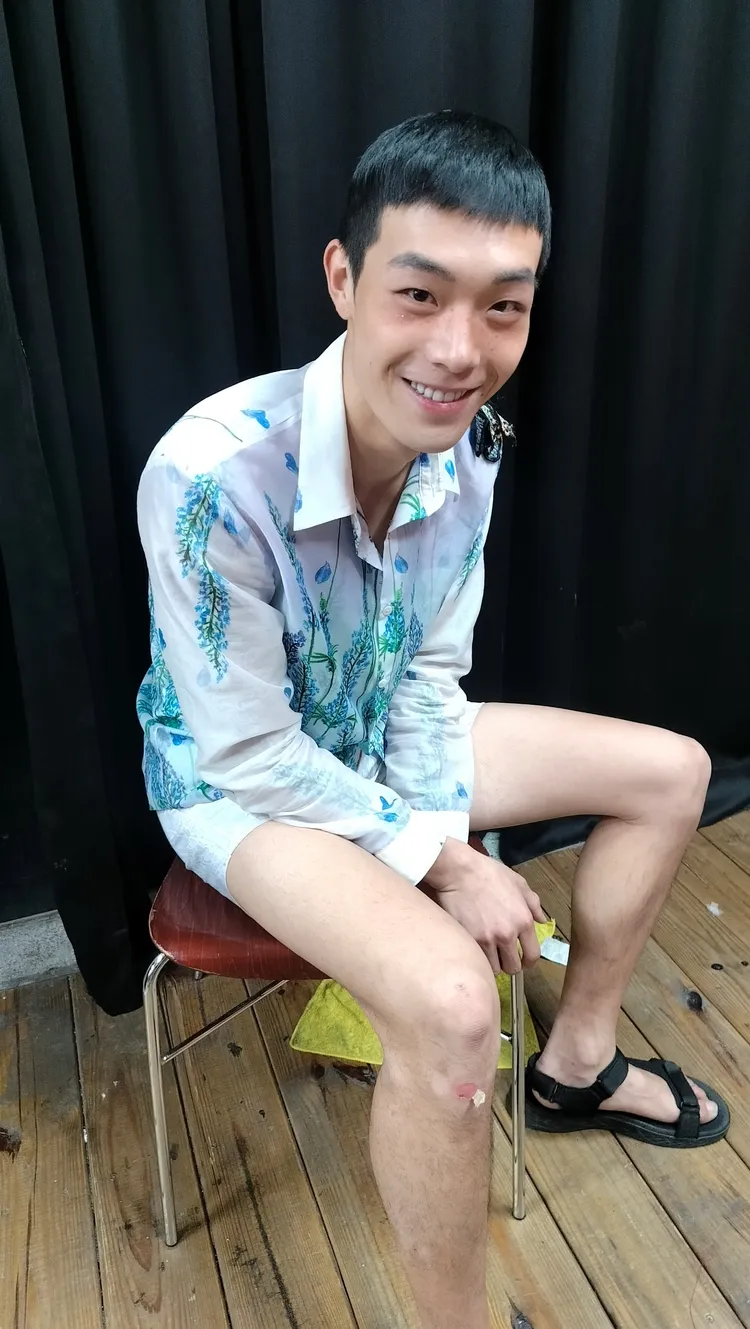 牧森首場穿上極短褲演出，劃破膝蓋及腳底帶傷上陣。周子娛樂提供