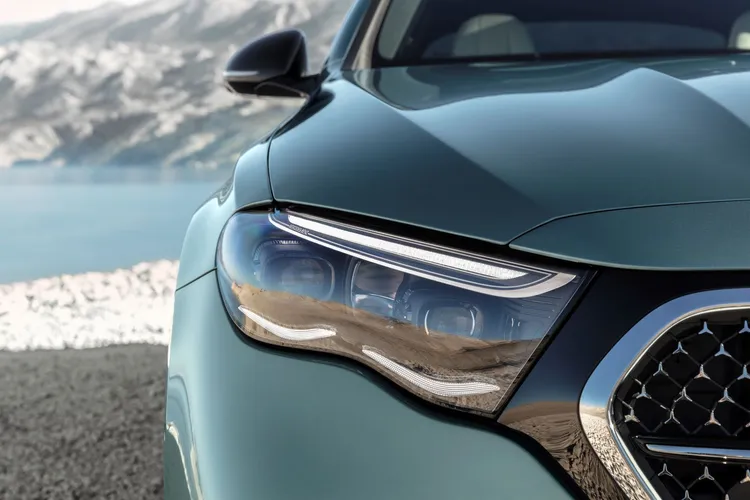 E-Class全面搭載多光束智慧型數位頭燈，提升夜間行車安全性。原廠照片