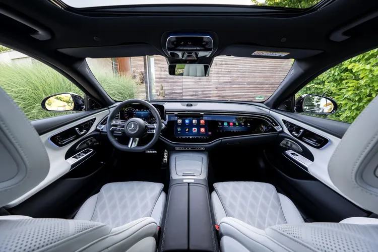 E-Class 標準配置進階娛樂套件，提供 MBUX 行動數據服務和第三方APP下載。原廠照片