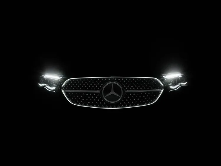 -Class 全車系配備極線發光水箱罩，展現出高辨識度與豪華風範。原廠照片