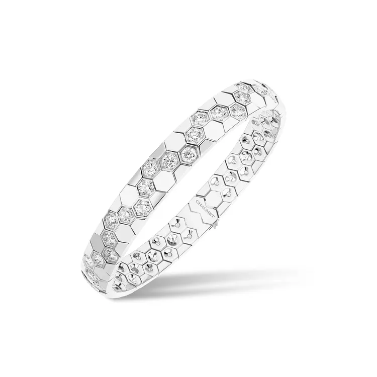 Bee de Chaumet手鍊，2025年新品（18K白金、明亮式切割鑽石），146萬元。品牌提供