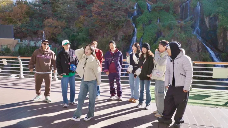 多賢（左三）略過訪談直接跳起舞來，成員笑喊和以前一樣沒變。中天綜合台提供