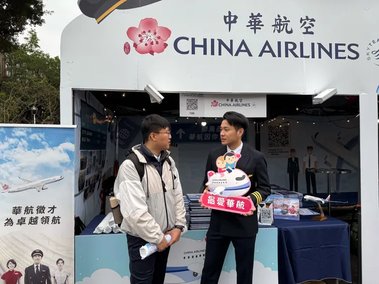 招募現場安排在職機師分享工作型態。華航提供