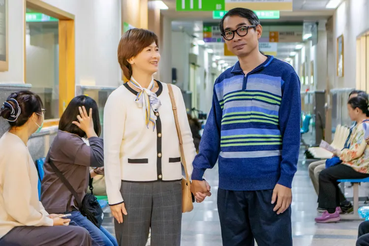 謝其文與謝瓊煖飾演一對恩愛夫妻。華視提供