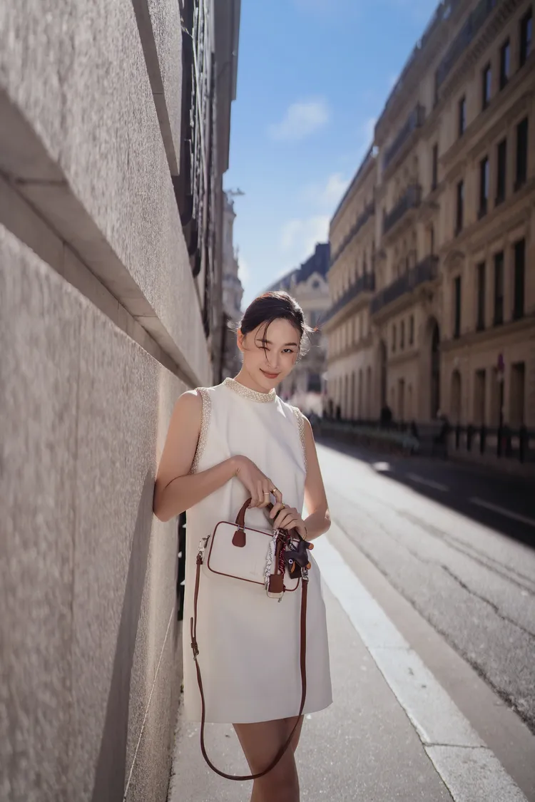  鍾瑶捕捉2025時尚趨勢感受時尚多元包容性。星星相藝提供