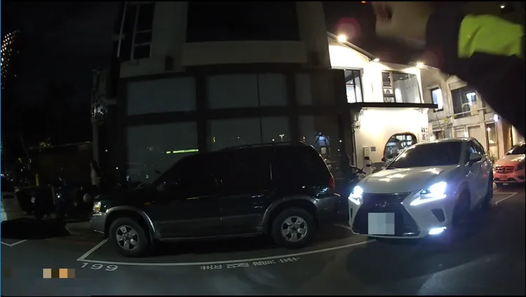 鄭姓女警指揮Lexus休旅車男駕駛順利開出停車格。民眾提供