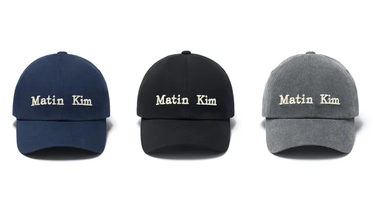 MATIN KIM立體LOGO刺繡棒球帽，各1690元。品牌提供