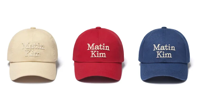 MATIN KIM立體LOGO刺繡棒球帽，各1690元。品牌提供