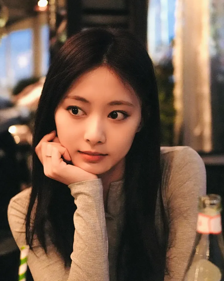 周子瑜自然放鬆的表情也超美。翻攝周子瑜IG