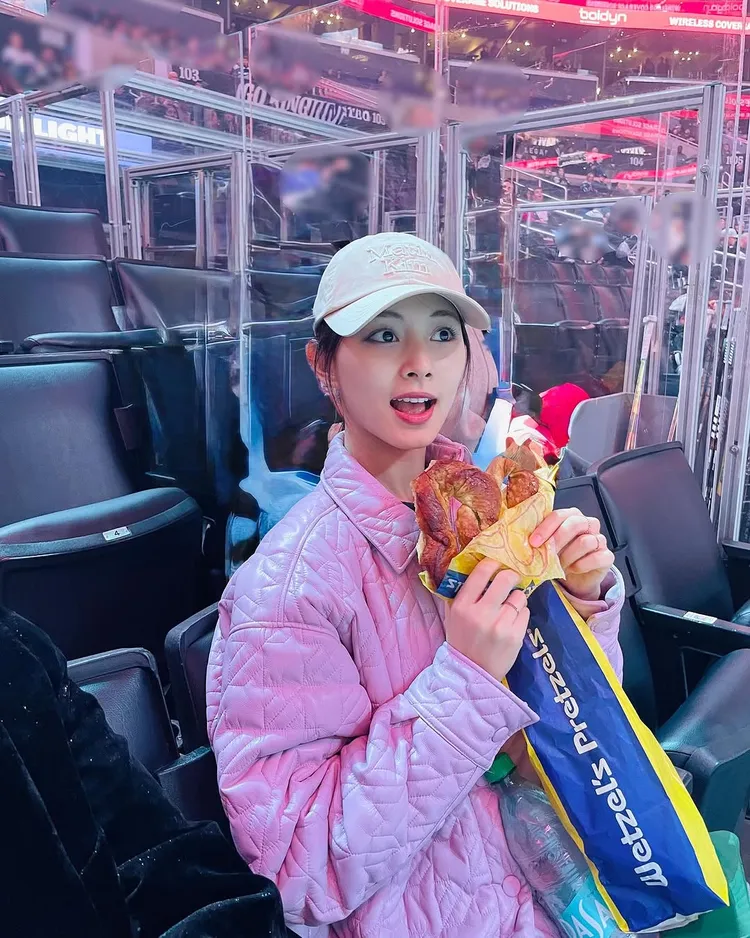 周子瑜分享自己第一次看冰球比賽的樣貌。翻攝周子瑜IG