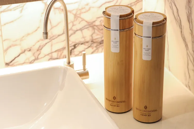 洲際酒店以天然竹楠環保瓶取代瓶裝水，減少廢棄物。翻攝畫面