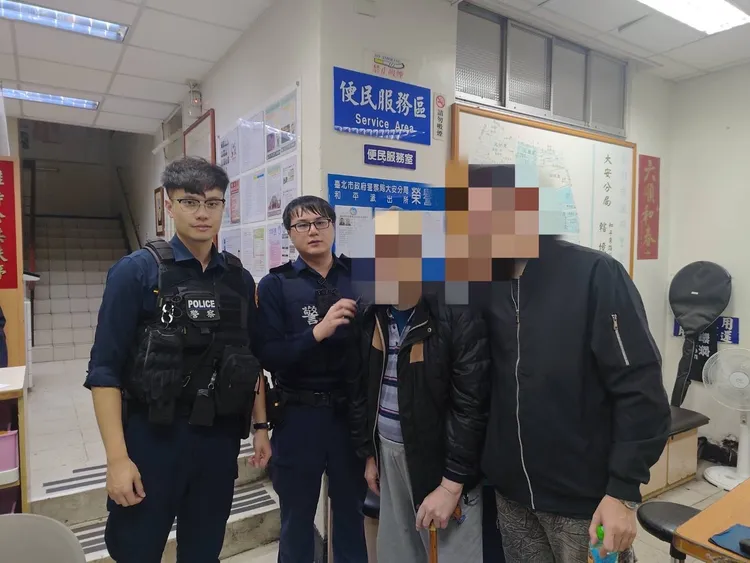 大安警順利助老翁返家。警方提供