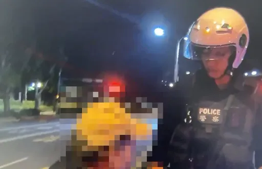 北市8旬老翁离家未归 警巡逻发现他坐安全岛...顺利带他返家