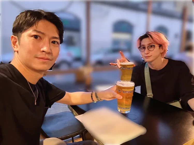 佐久間大介（右）去年6月跟主播好友伊藤遼由義大利，打扮與Google街景拍到的畫面一致。翻攝佐久間大介X（推特）