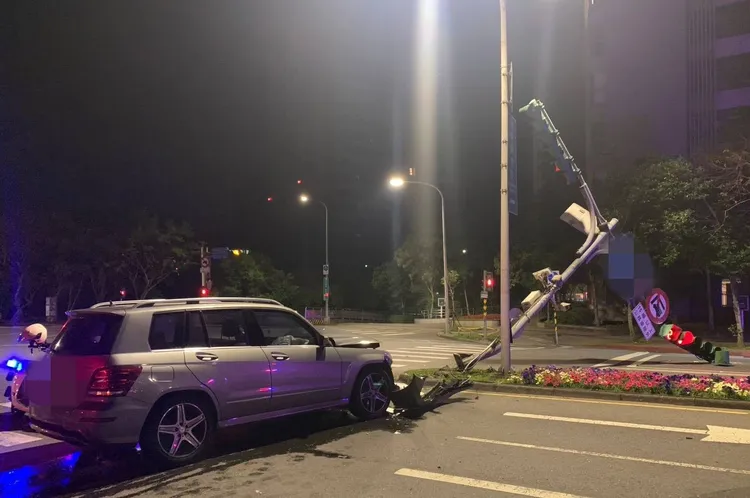 號誌桿被撞倒。警方提供