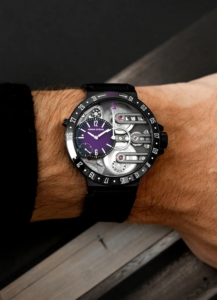 ARMIN STROM THE ORBIT PURPLE腕錶，43.4mm，DLC黑色鍍層不鏽鋼錶殼，紫色到黑色漸變錶盤，黑色織物錶帶，防水深度50米，限量20只，150萬元。品牌提供