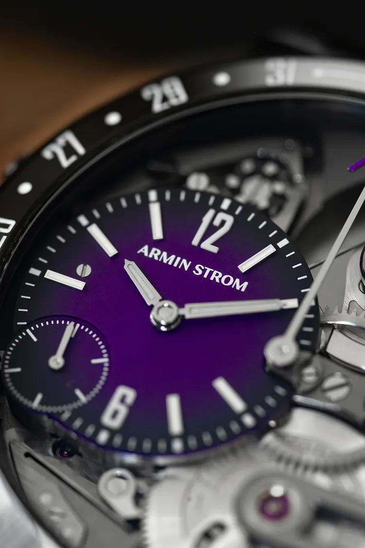 ARMIN STROM THE ORBIT PURPLE腕錶，43.4mm，DLC黑色鍍層不鏽鋼錶殼，紫色到黑色漸變錶盤，黑色織物錶帶，防水深度50米，限量20只，150萬元。品牌提供