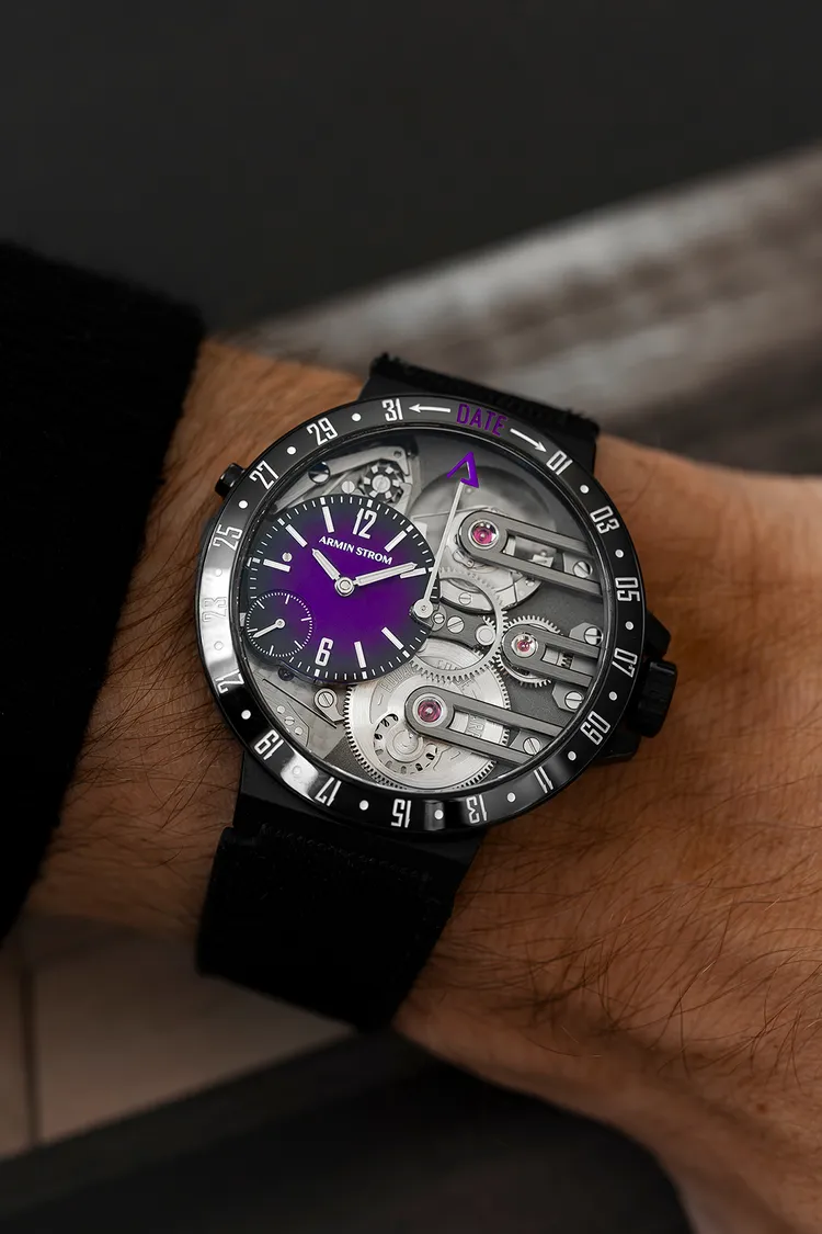 ARMIN STROM THE ORBIT PURPLE腕錶，43.4mm，DLC黑色鍍層不鏽鋼錶殼，紫色到黑色漸變錶盤，黑色織物錶帶，防水深度50米，限量20只，150萬元。品牌提供