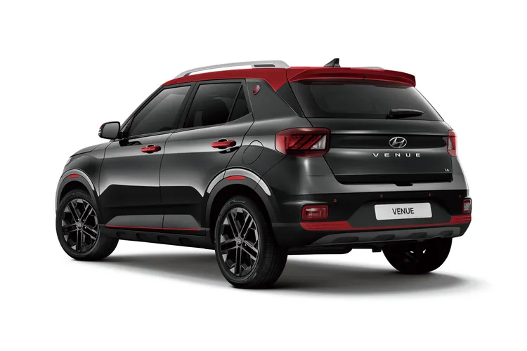 VENUE R&B瑞德黑特仕版配備紅色運動化尾翼與專屬R&B徽飾。業者提供