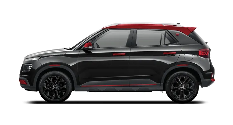 VENUE R&B瑞德黑更搭載紅色車頂、紅色後視鏡、車門把手與雙色個性套件。業者提供