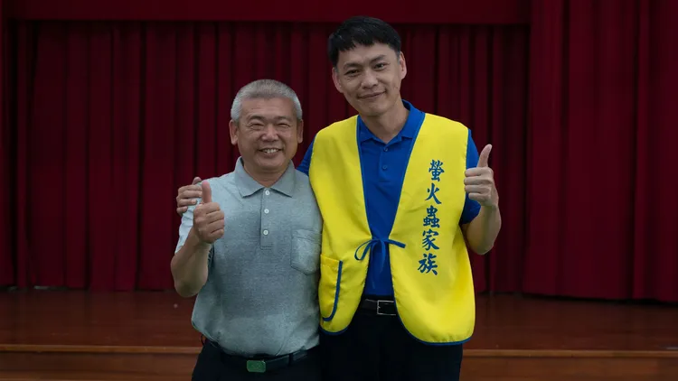 黃鐙輝與角色原型一起到高雄女子監獄演講。大愛提供