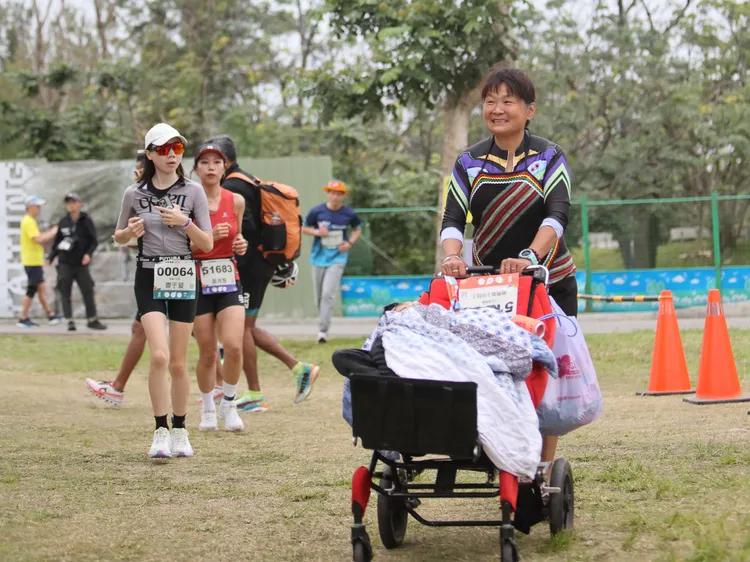「小比媽媽」母子的冒險足跡已遍布全台各地的大山大海，今年持續挑戰三鐵賽事。業者提供
