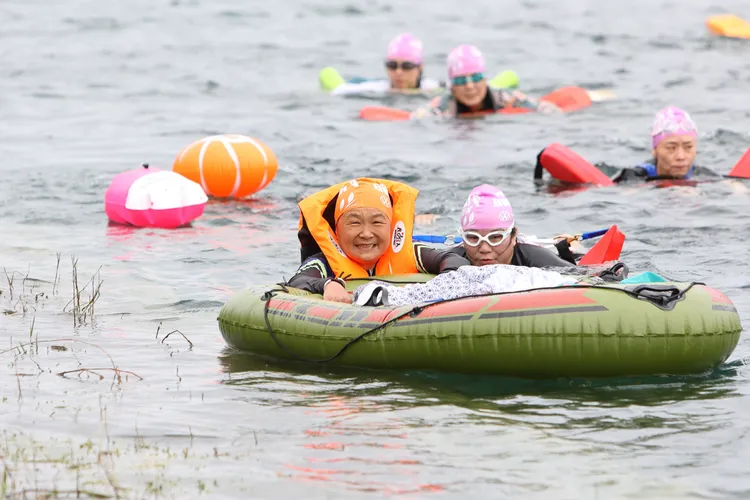 「小比媽媽」陳嘉齡挑戰《VW LaVanLife玩賽樂園》三鐵游泳項目。業者提供