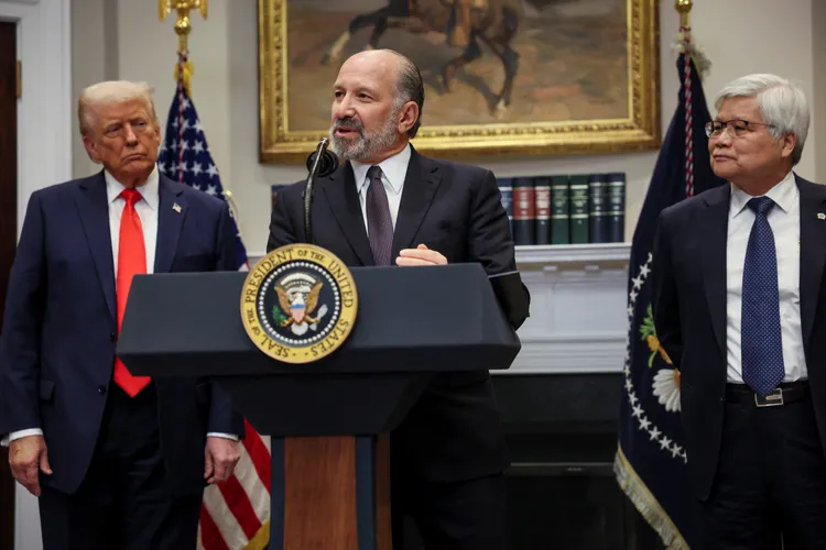 美國商務部長盧特尼克（中）表示，台積電在美國生產晶片，就可以不課徵關稅。路透社
