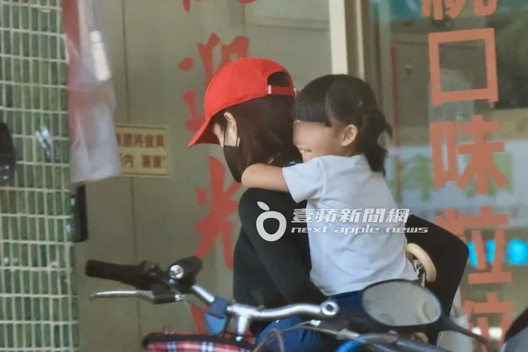 林依晨背起女兒，相當疼愛女兒。特勤中心攝