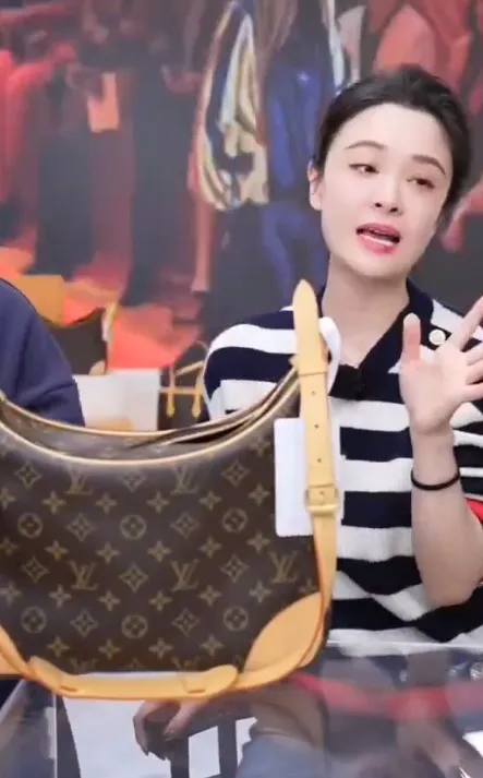 陳思斯直播賣名牌包，口條流利。翻攝陳思斯直播