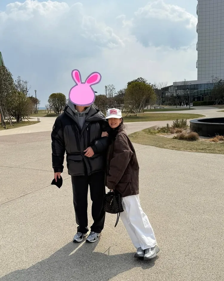 孫藝真（右）貼出傾倒在玄彬身上的放閃照。翻攝IG