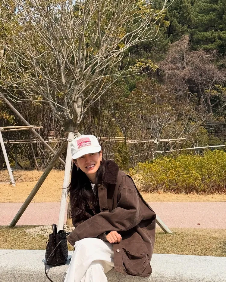 孫藝真約會帶上Bottega Veneta編織包。翻攝IG