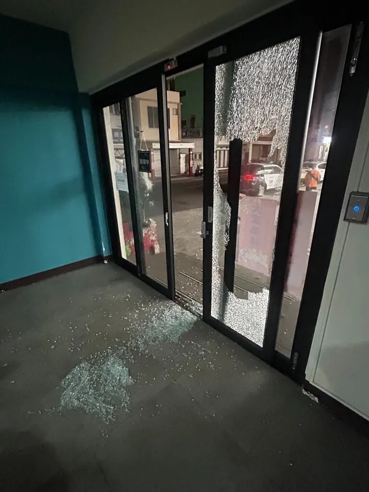 民眾黨澎湖縣黨部大門，4日清晨遭人丟擲石塊，造成玻璃破裂毀損，警方獲報鎖定涉嫌人身分，將通知到案說明。民眾黨澎湖縣黨部提供
