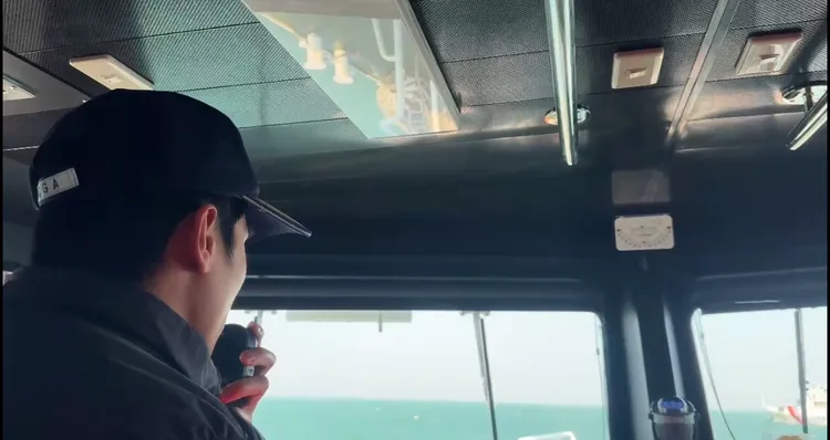 海巡人員廣播驅離。海巡署提供