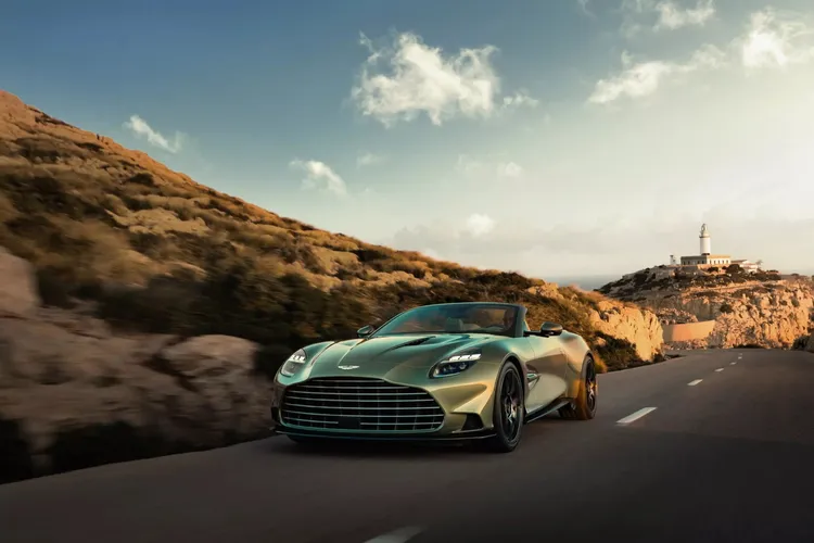 為了補強敞篷車的剛性，Aston Martin特別強化車體結構，但整體車重僅比Coupe增加95kg。原廠照片
