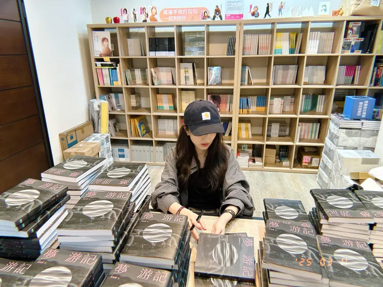 柯佳嬿新書《夢 游記》限量親簽版秒殺完售。重版文化提供