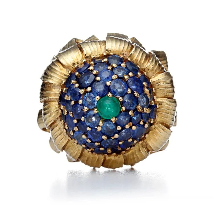 Tiffany「古典珍藏庫」系列鳳梨造型戒指，靈感源自瓜德羅普島繁茂繽紛的果實，鑲嵌藍寶石與祖母綠。品牌提供