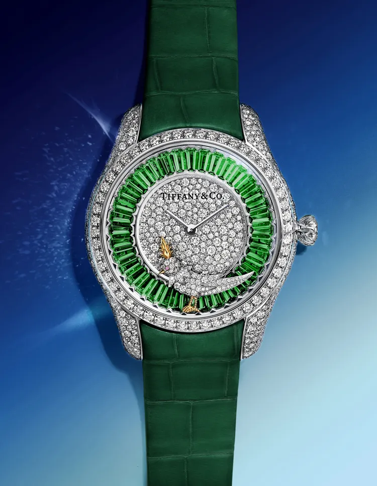 Tiffany「石上鳥」沙弗萊石腕錶，39mm，18K白金鑲嵌鑽石及沙弗萊石。坐落於沙弗萊石外圈上的小鳥造型，鑲嵌99顆圓形雙翻式切割鑽石，並以一顆粉色藍寶石點綴於眼睛之上。品牌提供
