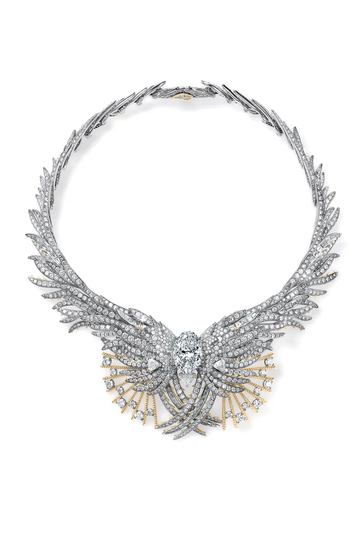 Tiffany Blue Book 高級珠寶Tiffany Céleste—飛羽凌空系列鉑金與18K黃金鑲嵌主石為一顆 20.23 克拉DIF橢圓形切割 Type IaB型鑽石，明亮式切割鑽石及三角形切割鑽石項鍊。品牌提供