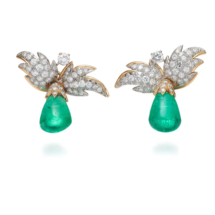 Tiffany「古典珍藏褲」葉片與杯耳環（一對），黃金、鉑金、鑽石、祖母綠。品牌提供
